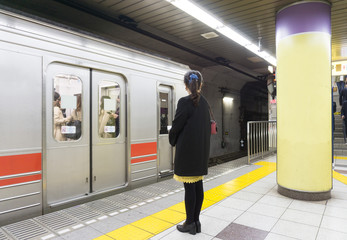 地下鉄ホーム 女性