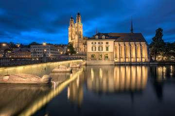 Obraz premium Grossmunster Church and Limmat River in the Evening, Zurich, Switzerland