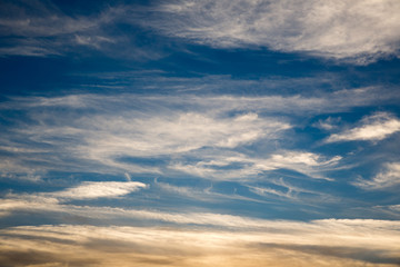 Wolkenband im Sonnenuntergang