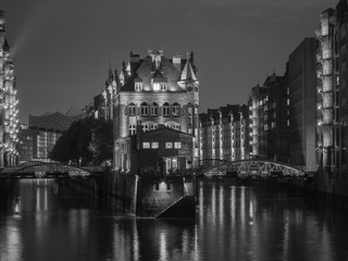 Fototapeta premium Hamburg bei Nacht in Schatz-Weiß