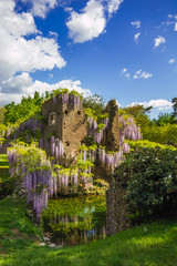 Angolo di paradiso: resti dell'antica città di Ninfa in Lazio © Buffy1982