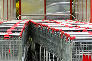 Ineinander geschobene Einkaufswagen