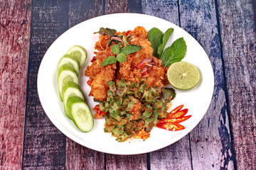 Spicy crispy deep-fried chicken salad.