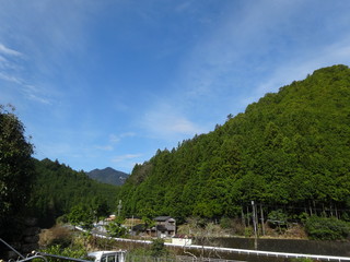 Fototapeta premium 田舎の山と青空