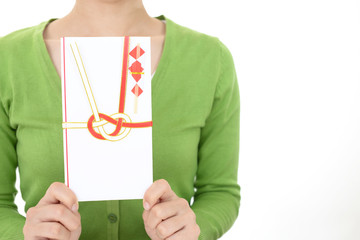 祝儀袋を持つ女性