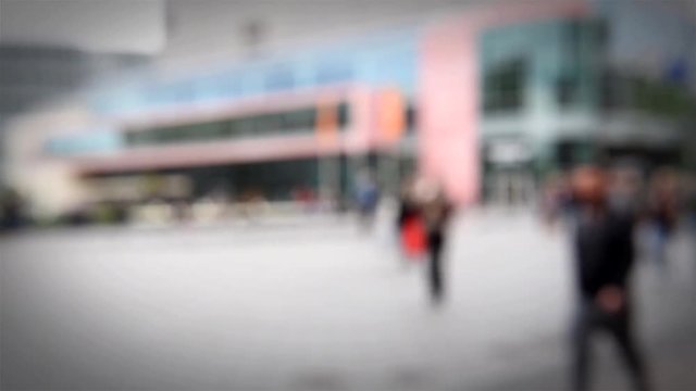 Menschen in einer Einkaufsstra&szlig;e in k&uuml;nstlicher Unsch&auml;rfe
