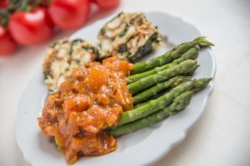 Semmelknödel mit Tomatensauce und grünem Spargel