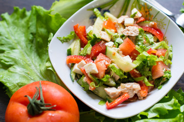 Аппетитный, яркий салатик из овощей, курицы, зелени и сыра фета