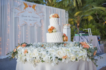 wedding cake in beach wedding