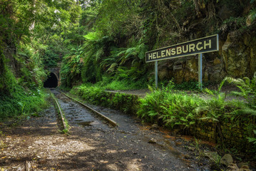 Naklejka premium Opuszczony dworzec kolejowy Helensburgh i tunel w pobliżu Sydney w Australii