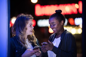 Junge Mädchen mit Smartphone und Bokeh