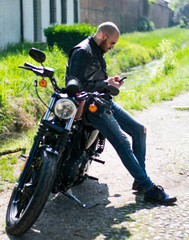 motociclista al telefonino