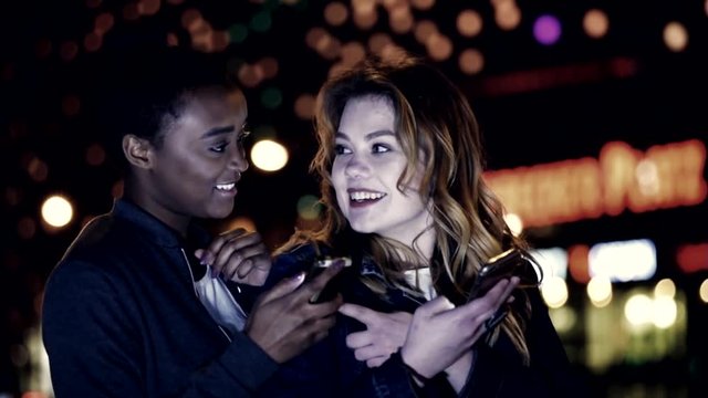 Zwei junge M&auml;dchen am Smartphone mit Nokeh lachen