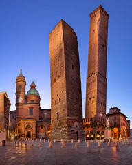 Naklejka premium Dwie wieże i Chiesa di San Bartolomeo o poranku, Bolonia, Emilia-Romagna, Włochy