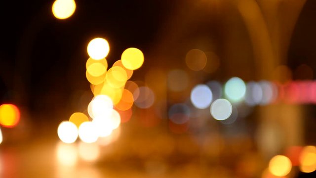 kent kalabalığı ve caddedeki ışıklar