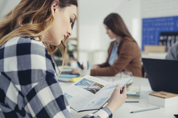 Obraz premium College Students Studying Together