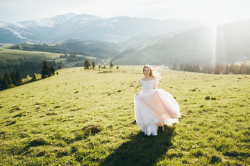 Fototapeta premium Elegant bride at the mountains