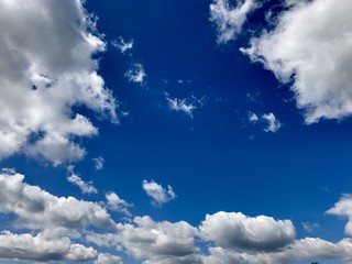 Weisse Wolken am blauen Himmel am Tag - Panorama