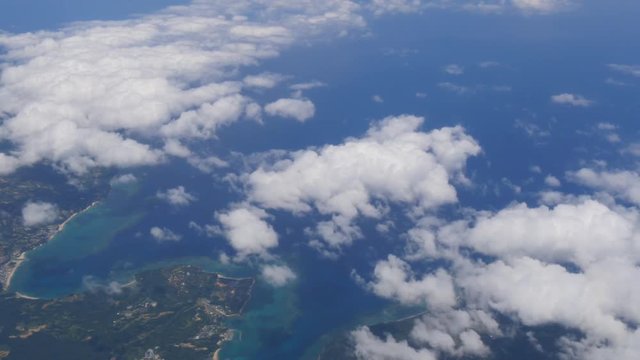 飛行機から見た沖縄の雲と海