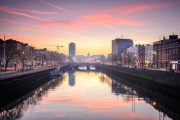 Fototapeta premium spokój na brzegu rzeki Dublin w Irlandii