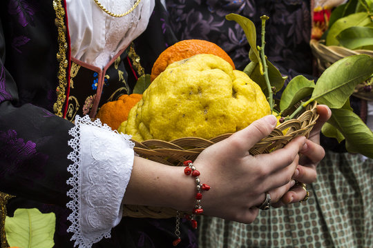MURAVERA, ITALIA - APRILE 2, 2017:  45^ Sagra degli agrumi - dettaglio di un costume tradizionale sardo - Sardegna