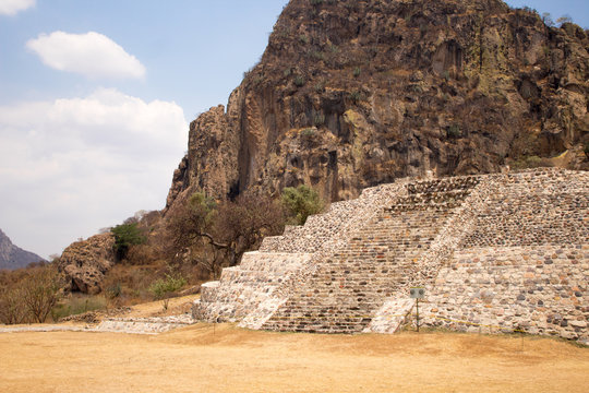 Pir&aacute;mide de Chalcatzingo y monta&ntilde;a
