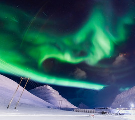 The polar Northern lights in the mountains of Svalbard, Longyearbyen, Spitsbergen, Norway wallpaper