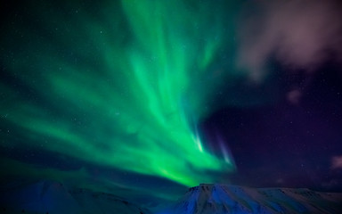 The polar Northern lights in the mountains of Svalbard, Longyearbyen, Spitsbergen, Norway wallpaper