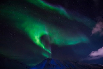 Fototapeta premium The polar Northern lights in the mountains of Svalbard, Longyearbyen, Spitsbergen, Norway wallpaper