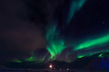 The polar Northern lights in the mountains of Svalbard, Longyearbyen, Spitsbergen, Norway wallpaper