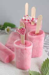 selbstgemachtes Erdbeereis am Stiel