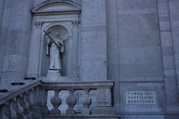 Venedig, Figur an der Kirche Il Redentore, Giudeccal