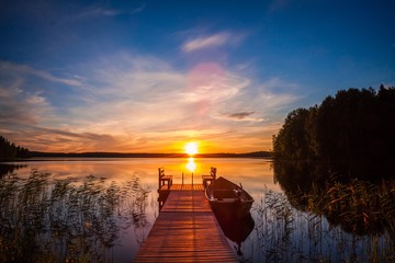 Zonsondergang boven de vissteiger aan het meer in Finland