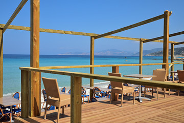 Terrasse en bois sur la mer Méditerranée en Balagne, Corse