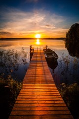Coucher de soleil sur la jetée de pêche au bord du lac en Finlande