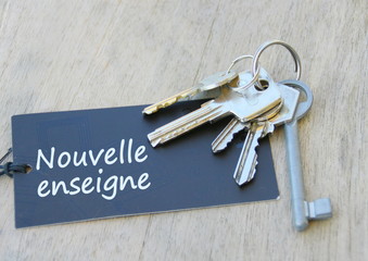 nouvelle enseigne ,sur pancarte et clés,concept