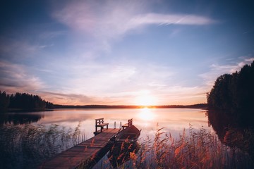 Zonsopgang boven de vissteiger aan het meer in Finland