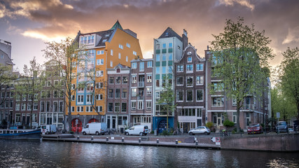 Fototapeta na wymiar Häuserfront an einem Amsterdamer Kanal im Sonnenuntergang