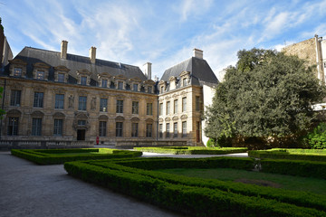 Fototapeta na wymiar Jardin de l'hôtel de Sully dans le Marais à Paris, France