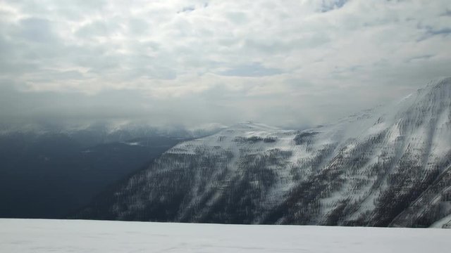 Zeitraffer, Schwenk &uuml;ber das Skigebiet von Serfaus, Tirol, &Ouml;sterreich vom Gipfel des Lazid aus.