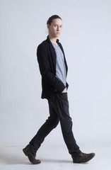 Lässiger Typ läuft