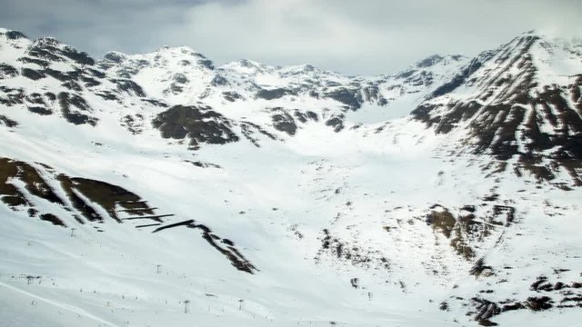 Zeitraffer, Schwenk über das Skigebiet von Serfaus, Tirol, Österreich vom Gipfel des Lazid aus.