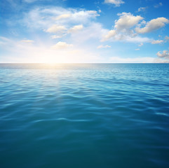 Obraz premium Blue sea and sun