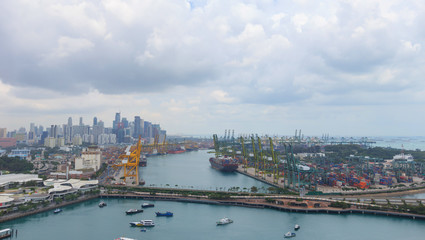 Fototapeta premium Singapur terminal cargo port, arial widok z kabiny samochodu w Singapurze
