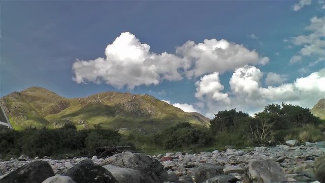 Zeitraffer &uuml;ber die Berge von Glenelg, Schottland