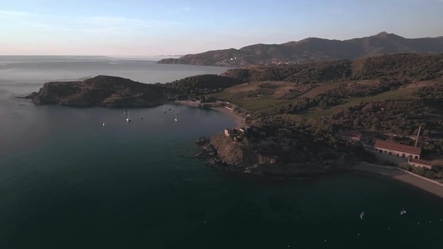 c&ocirc;te rocheuse avec crique