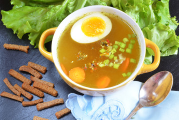 Куриный бульон с гренками.