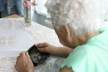Rentnerin in einem Pflegeheim