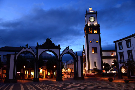 Ponta Delgada (Azoren): Largo da Republica bei Nacht