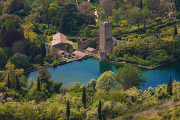 Fototapeta na wymiar Vista aerea del famoso giardino di Ninfa in Lazio